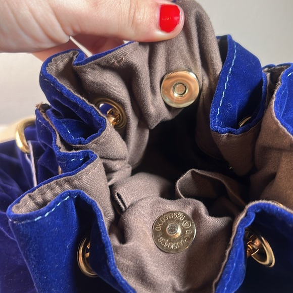 Women’s shoulder bag velvet bucket bag with gold chain drawstring in navy - Picture 10 of 12